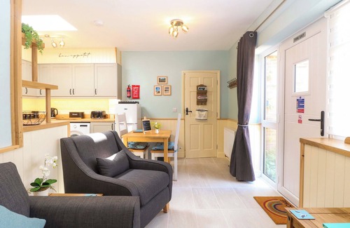 Dereham Cabaña | RAINBOW'S END, romantic, character holiday cottage in Swanton Morley