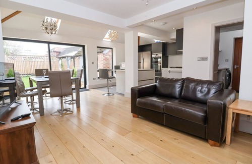 Rowton Casa | RAINBOWS END, with a garden in Christleton