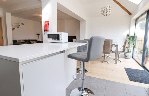 Rowton Casa | RAINBOWS END, with a garden in Christleton