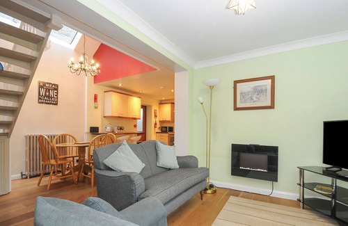 Launceston Cabaña | RAINBOWS END, with a garden in Launceston