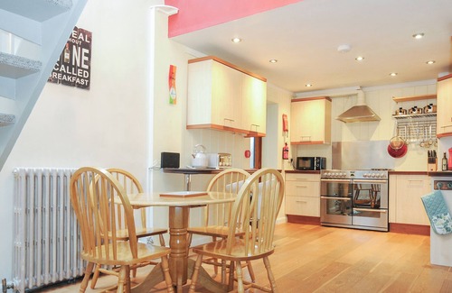 Launceston Cabaña | RAINBOWS END, with a garden in Launceston