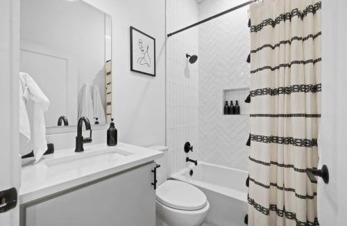 East Cesar Chavez Casa | Rainey St Retreat - Cowboy Pool & Urban Chic