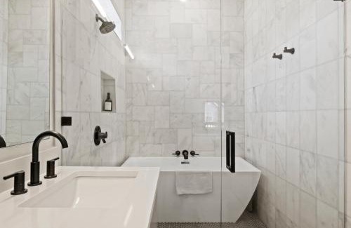 East Cesar Chavez Casa | Rainey St Retreat - Cowboy Pool & Urban Chic
