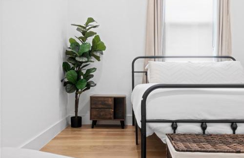East Cesar Chavez Casa | Rainey St Retreat - Cowboy Pool & Urban Chic