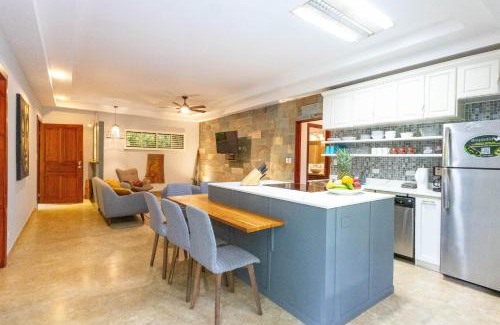 Quepos Casa | Rainforest Gem 2BR Aracari Villa with Private Pool AC Wi-Fi