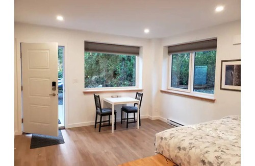 Ucluelet Cama Y Desayuno | Rainforest Lane Sunset suite