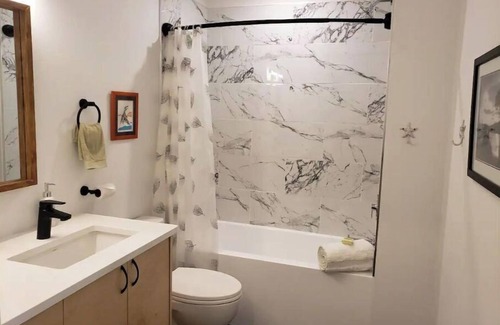 Ucluelet Cama Y Desayuno | Rainforest Lane Sunset suite