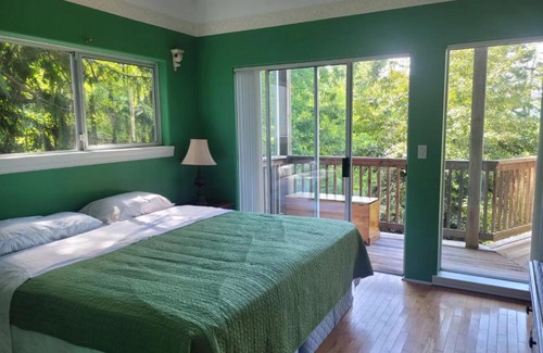 Powell River Casa | rainforest suite with a king size bed