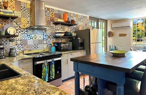 Mameyes II Chalet De Esquí | Rainforest View 4 bed 3 bath Hot Tub - Generator