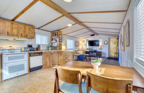 Packwood Casa | Rainier Bunkhouse & Bar-Cade- HotTub,MtnView,2 blks to Packwood Brewing! Pets ok