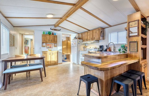 Packwood Casa | Rainier Bunkhouse & Bar-Cade- HotTub,MtnView,2 blks to Packwood Brewing! Pets ok