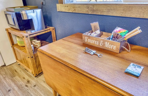 Packwood Casa | Rainier Bunkhouse & Bar-Cade- HotTub,MtnView,2 blks to Packwood Brewing! Pets ok
