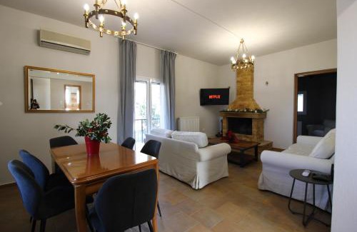Polidrosos Casa | Raise Polydrosos Family Lodge