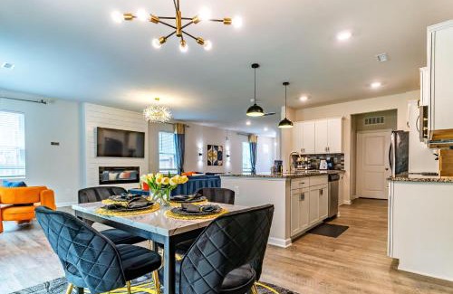 Southeast Raleigh Casa | Raleigh Luxe Family Retreat- 15 Min to Downtown, Kids Gear, Fast WiFi for WFH, EV & Pet Friendly