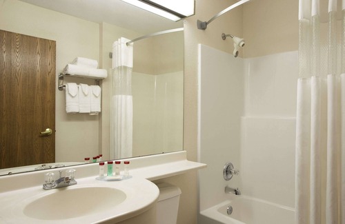 Bloomington Hotel | Ramada by Wyndham Bloomington I-55 and I-74 IL
