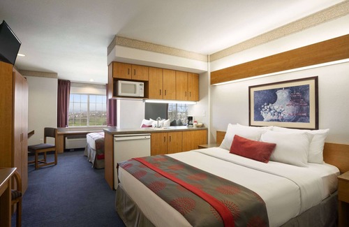 Bloomington Hotel | Ramada by Wyndham Bloomington I-55 and I-74 IL