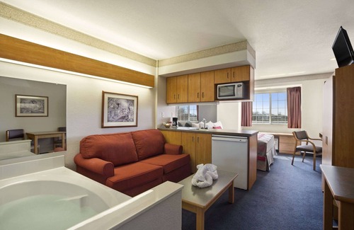 Bloomington Hotel | Ramada by Wyndham Bloomington I-55 and I-74 IL