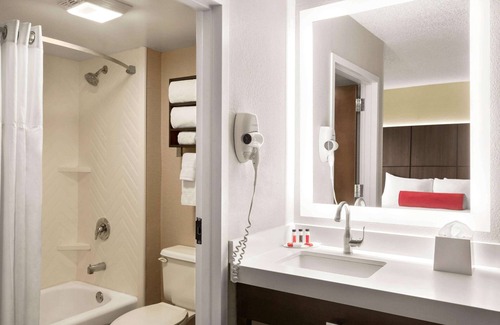Airport North Hotel | Ramada by Wyndham Suites Orlando Airport