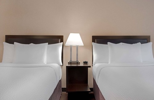 Downtown Calgary Hotel | Ramada Plaza by Wyndham Calgary Downtown