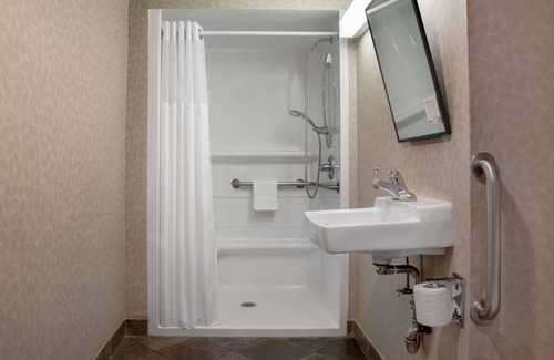 Downtown Calgary Hotel | Ramada Plaza by Wyndham Calgary Downtown