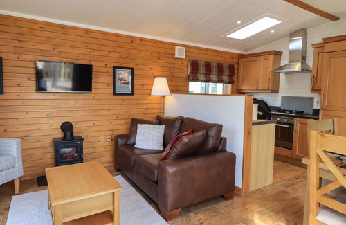 Troutbeck Cabaña | RAMBLERS' REST LODGE, pet friendly, with a garden in Windermere