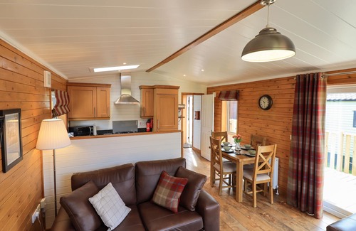 Troutbeck Cabaña | RAMBLERS' REST LODGE, pet friendly, with a garden in Windermere