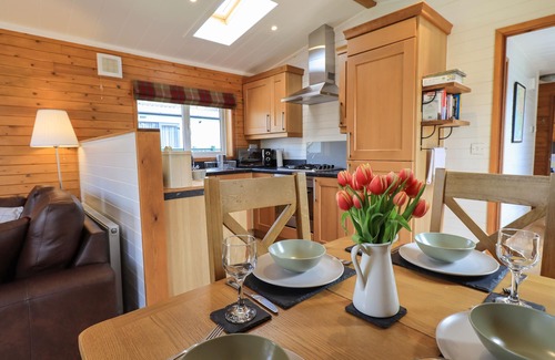 Troutbeck Cabaña | RAMBLERS' REST LODGE, pet friendly, with a garden in Windermere