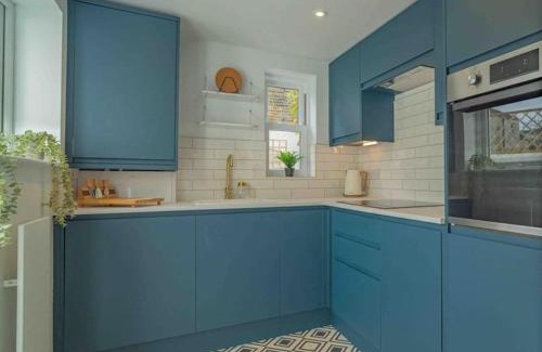 Ramsgate Casa | Ramsgate Family Cottage nr Beach -Harbour- Sleeps 4 - Garden - Parking on Street