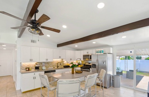 La Presa Casa | Ranch 3-Bedroom House w Gated Yard, Garage, Crib