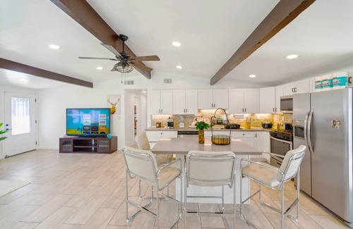 La Presa Casa | Ranch 3-Bedroom House w Gated Yard, Garage, Crib