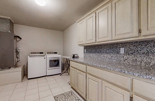 Maysville Casa | Ranch life experience with private pool and washer/dryer