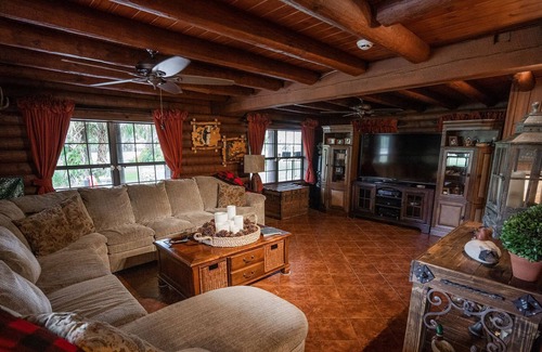 Plymouth Cabina | Ranch on 7 acre of natural beauty with Cozy Cabin & Barn