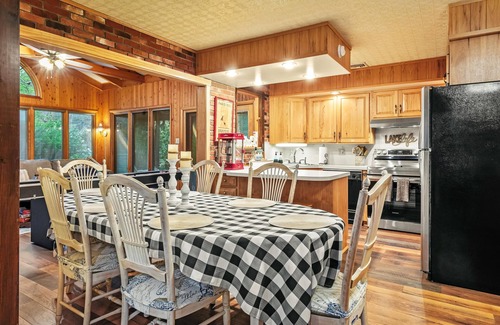 Lake Harmony Cabina | Ranch on Greenwood: Hot tub , fire pits, kayaks, Rafts, Bikes