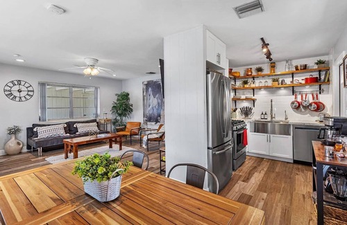 Lake Worth Casa | Estilo rancho con exuberante patio y parrilla: cerca de la playa