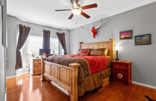 North University Apartamento | Ranch Theme 2BR2BA Condo on UT, Perfect for ACL & Formula 1