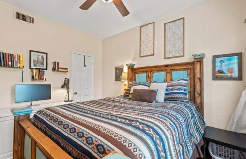 North University Apartamento | Ranch Theme 2BR2BA Condo on UT, Perfect for ACL & Formula 1