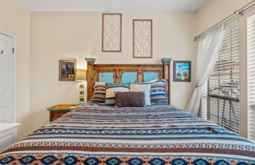 North University Apartamento | Ranch Theme 2BR2BA Condo on UT, Perfect for ACL & Formula 1