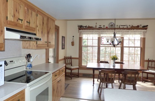 Amherst Casa | Rancho, lote boscoso - cerca de Cedar Point, Lake Erie, Oberlin College, Wineries, Cle