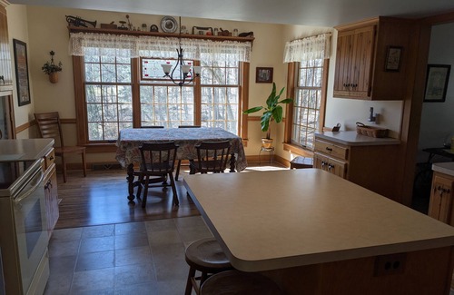 Amherst Casa | Rancho, lote boscoso - cerca de Cedar Point, Lake Erie, Oberlin College, Wineries, Cle