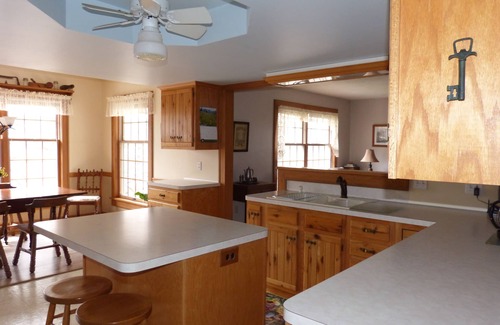 Amherst Casa | Rancho, lote boscoso - cerca de Cedar Point, Lake Erie, Oberlin College, Wineries, Cle