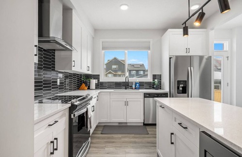 Southeast Calgary Apartamento | Rangeview Retreat | A/C | Dogs Ok | Modern | Large