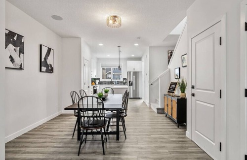 Southeast Calgary Apartamento | Rangeview Retreat | A/C | Dogs Ok | Modern | Large