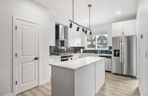 Southeast Calgary Apartamento | Rangeview Retreat | A/C | Dogs Ok | Modern | Large