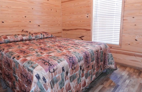 Leasburg Cabina | Ransom's Retreat Group cabin rental near Meramec River