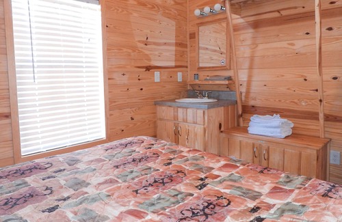 Leasburg Cabina | Ransom's Retreat Group cabin rental near Meramec River