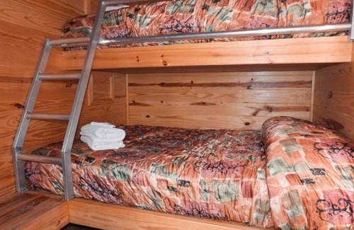 Leasburg Cabina | Ransom's Retreat Group cabin rental near Meramec River