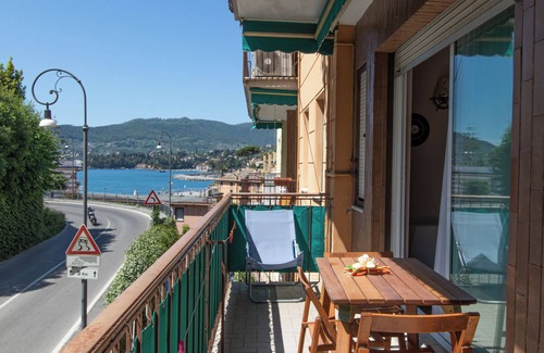 Zoagli Apartamento | Rapallo comfortable apartment a stone's throw from the sea with parking space