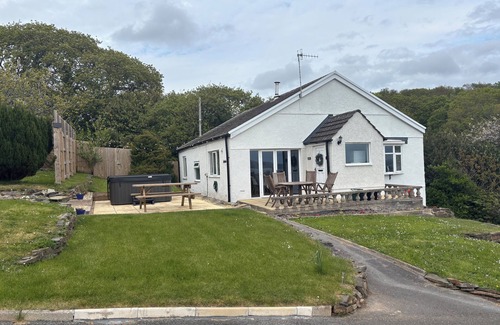 Pembrey Cabaña | Raphael House - Welsh Sea View Cottage with Jacuzzi