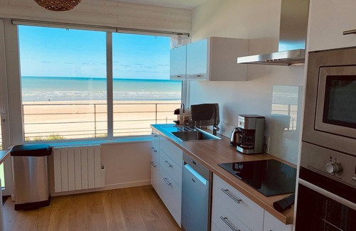 Saint-Michel-en-Greve Apartamento | RARE: 180° full sea view overlooking the beach