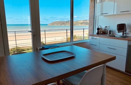 Saint-Michel-en-Greve Apartamento | RARE: 180° full sea view overlooking the beach